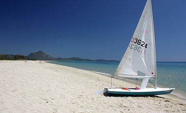 Segelboot an der Costa Rei, Sardinien