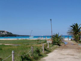 Golfo Marinella: Weg zum Strand
