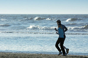 Jogger am Strand von Badesi Mare