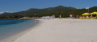 Spielplatz und Strandbar an der Cala Bianca